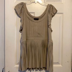 Pleasant top with pleating